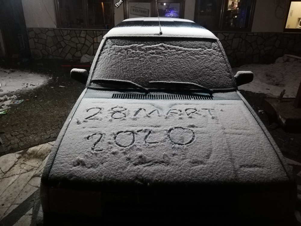 Korona virüs tedbirleri kapsamında kapatılan Uludağ’da kar sürprizi 
