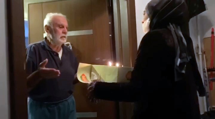 Korona virüs tedbirleri nedeniyle evden çıkamayan yaşlı adama sürpriz doğum günü kutlaması 
