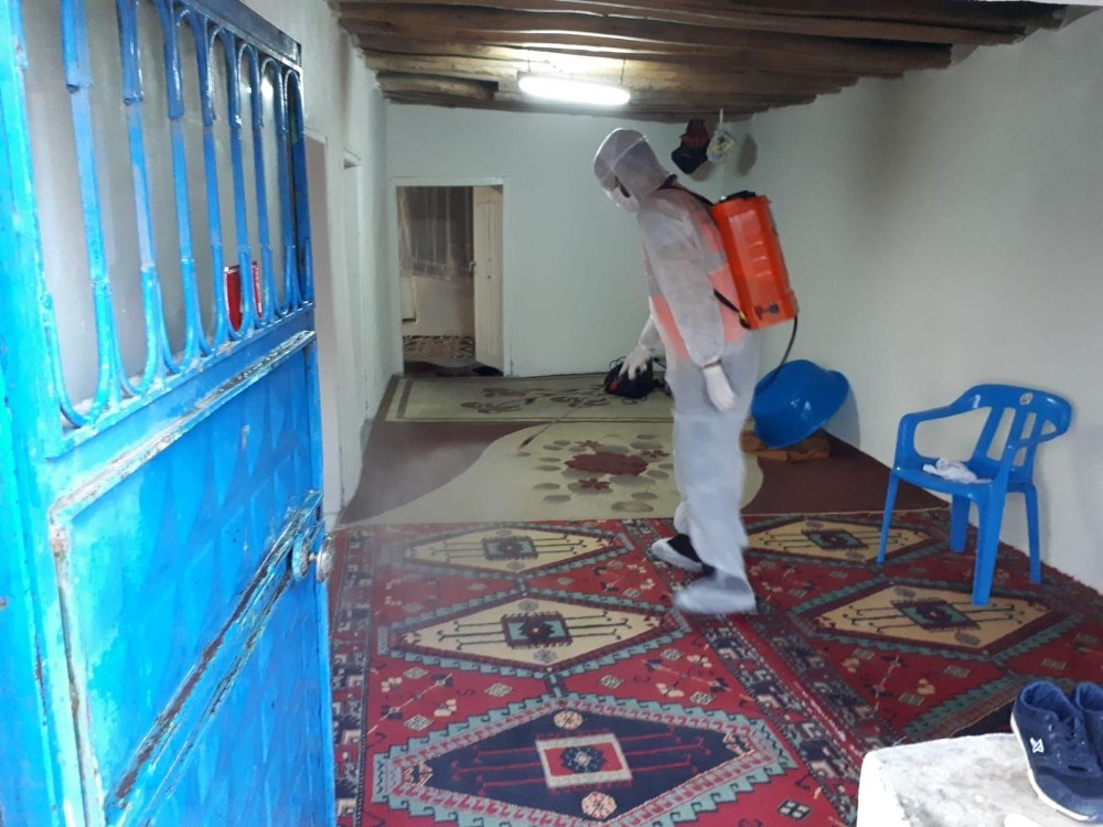 Korona virüs testi pozitif çıkan ailelerin evleri dezenfekte edildi 