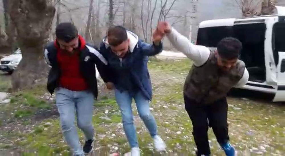 Korona virüs tüm dünyayı tehdit ederken onlar halay çekerek eğlendi 