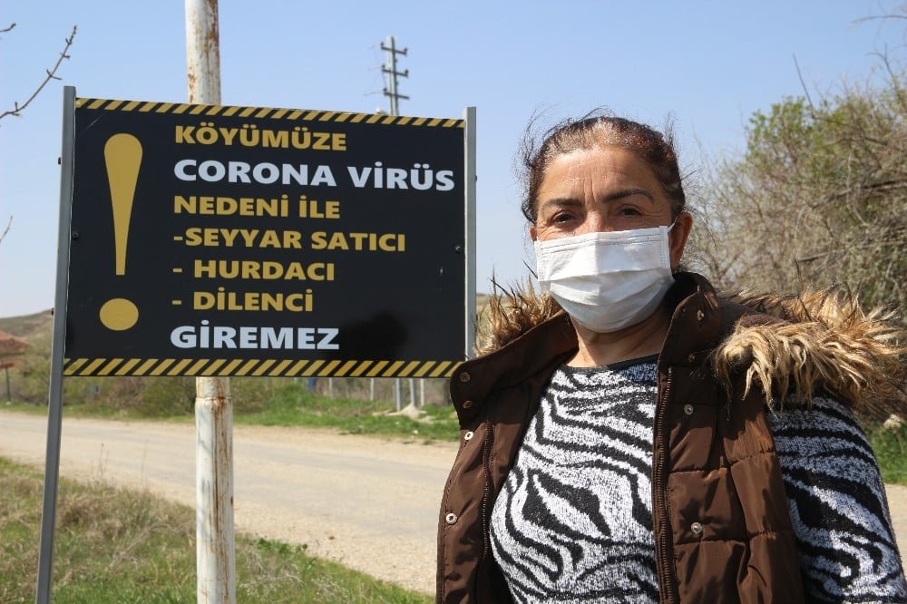 Korona virüs uyarı tabelası dikkate alınmayınca köyü römorkla kapadı 