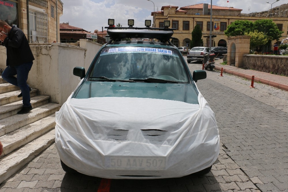 Korona virüse dikkat çekmek için aracına maske yaptırdı 