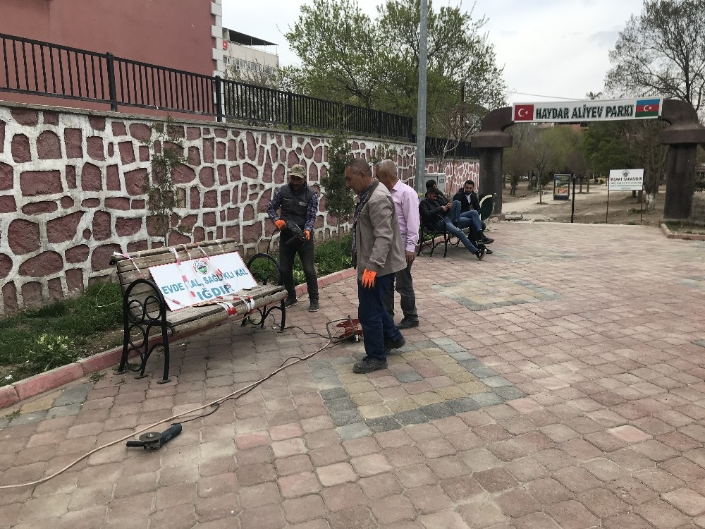 Korona virüse karşı banklar söküldü 