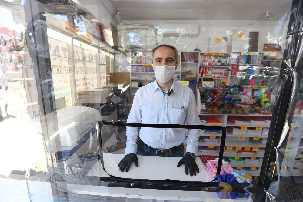 Korona virüse karşı dükkânına özel steril müşteri bölmesi yaptı 