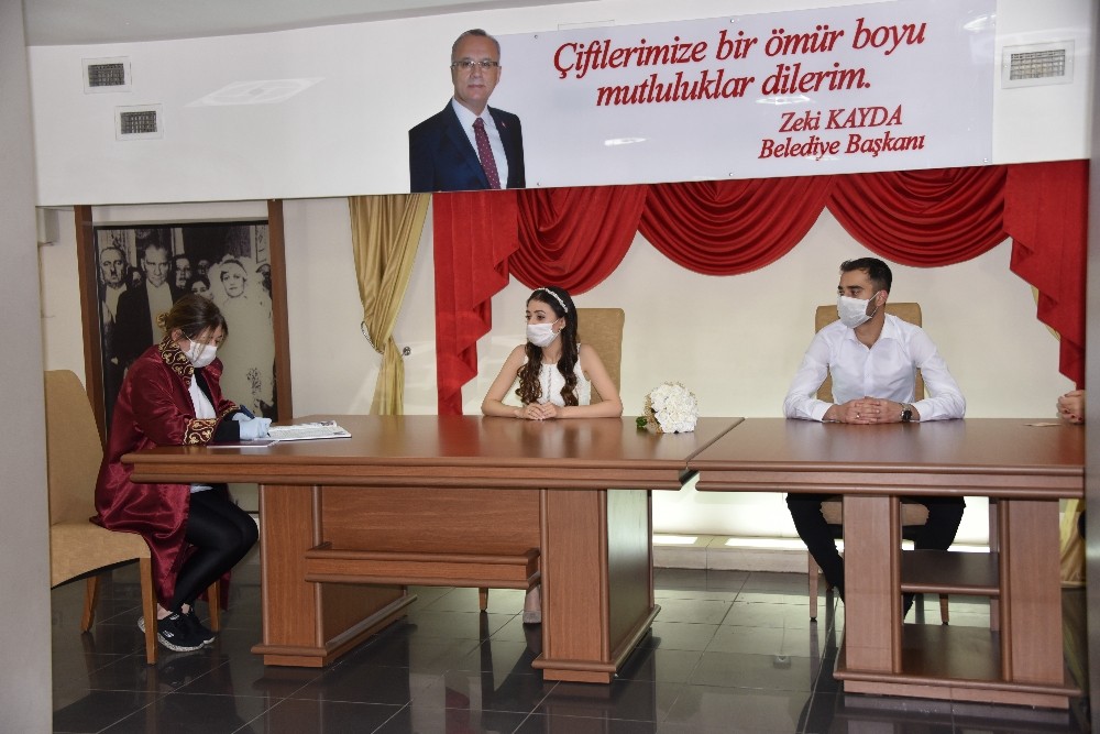 Korona virüse karşı maskeli, 2 şahitle nikah 
