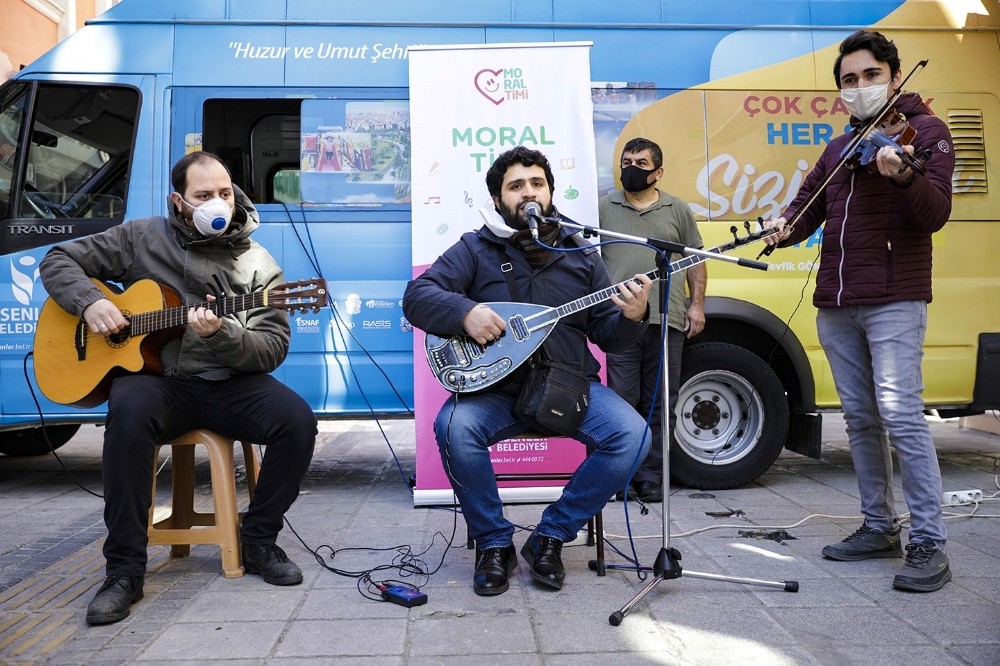 Korona virüse karşı moral timi: Sokak sokak gezip konser veriyorlar 