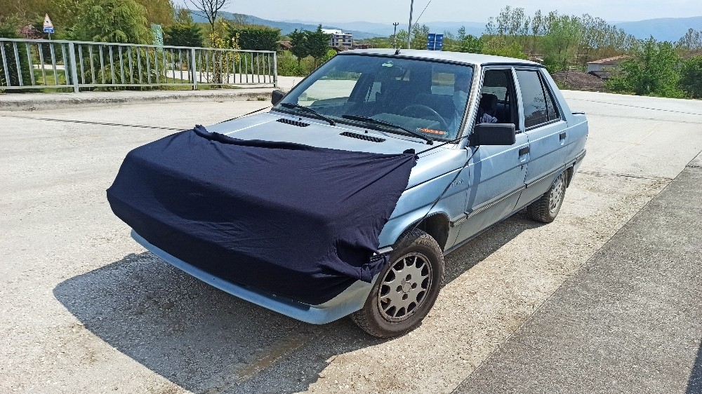 Korona virüse karşı otomobiline maske taktı 