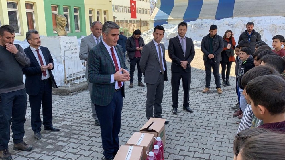 Korona virüse karşı vatandaşlara sıvı sabun dağıtıldı 