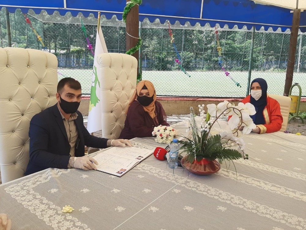 Korona virüse karşı yeşil alanda nikah işlemi 