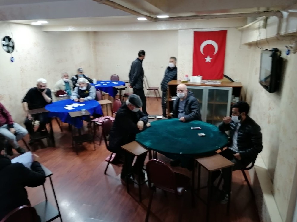 Korona virüse rağmen kıraathanede kumar oynayan şahıslara polis baskını 