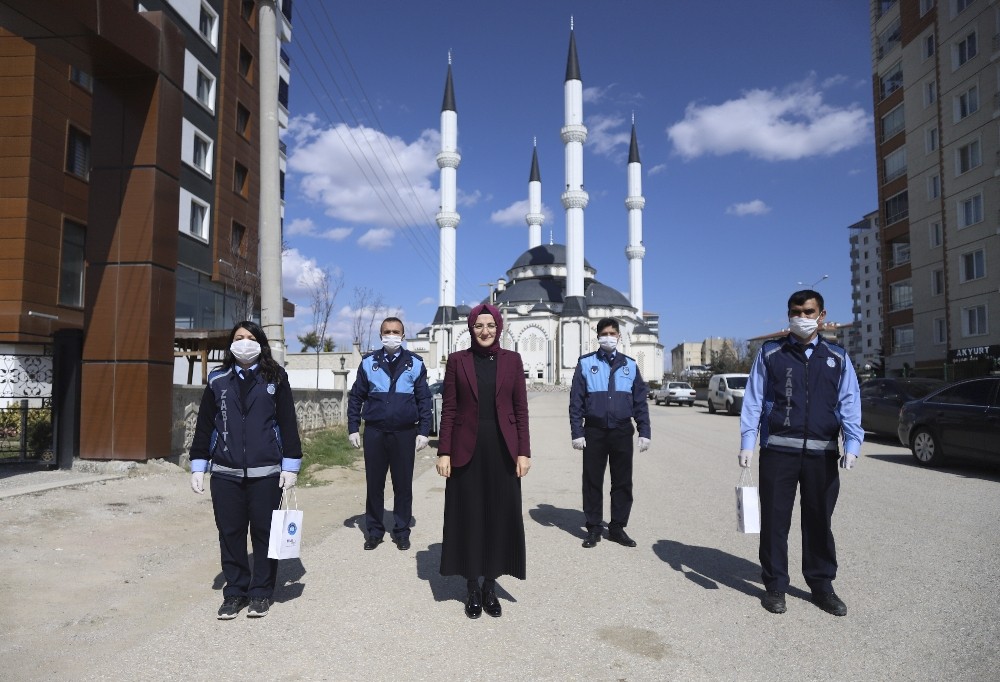 Korona virüse savaş açan Akyurt’ta vatandaşlara el dezenfektanı dağıtıldı 
