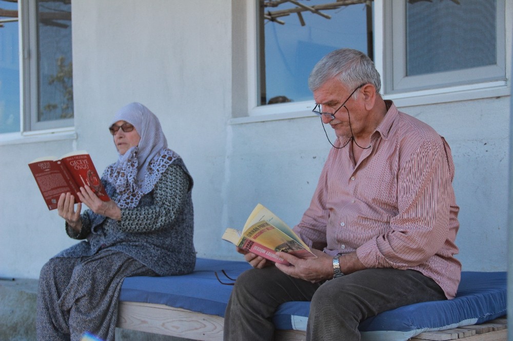 Korona virüsle kitap okuyarak mücadele ediyorlar 