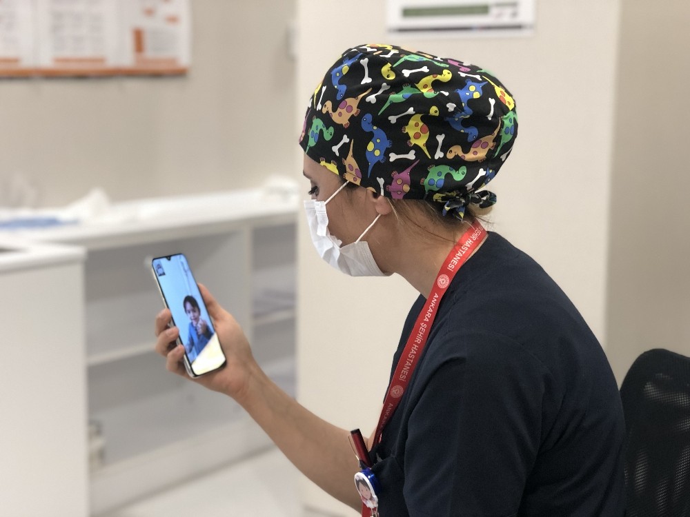 Korona virüsle mücadele eden hemşire, 2 aydır çocuklarını göremiyor 