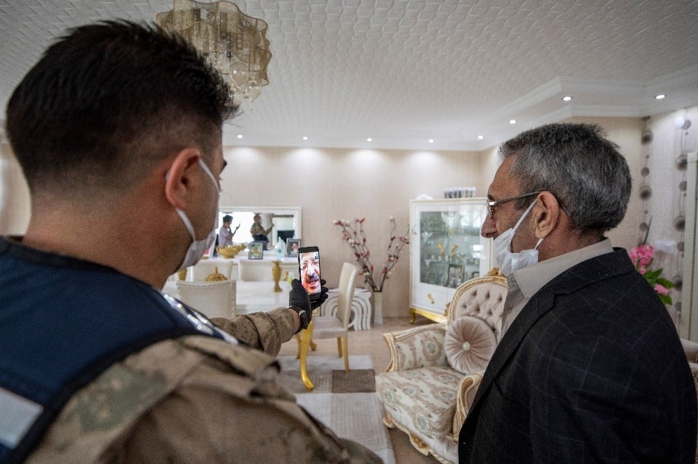 Korona virüslü hastayı gizleyen muhtar açığa alındı, hastaları bildiren muhtar ödül aldı 