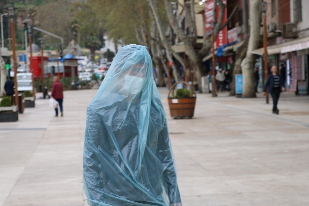 Korona virüsten çöp poşetiyle korunuyor 