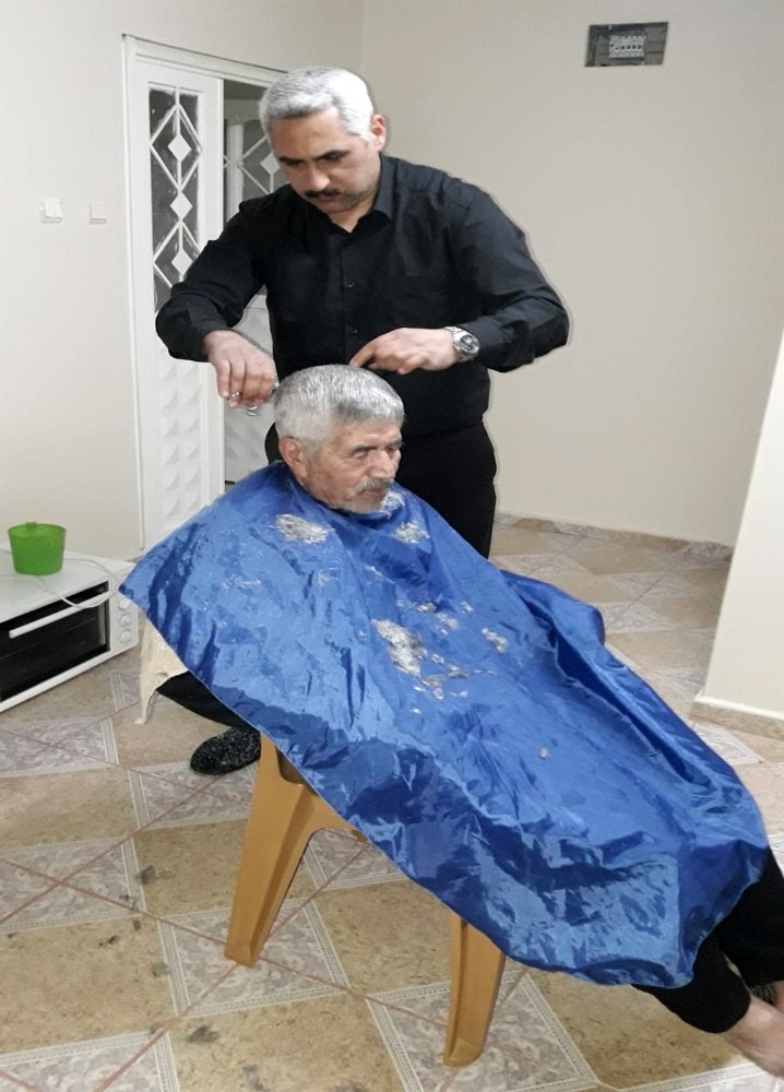 Korona virüsten iş yerleri kapanan berberlerden evde tıraş 