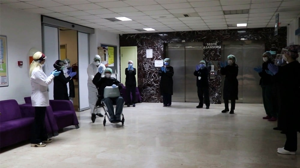 Korona virüsten iyileşen hasta alkışlarla taburcu oldu 