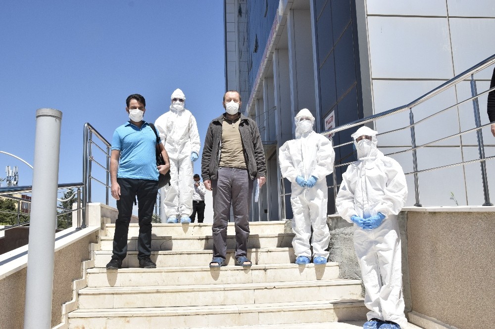 Korona virüsten iyileşen iki hasta alkışlarla taburcu oldu 