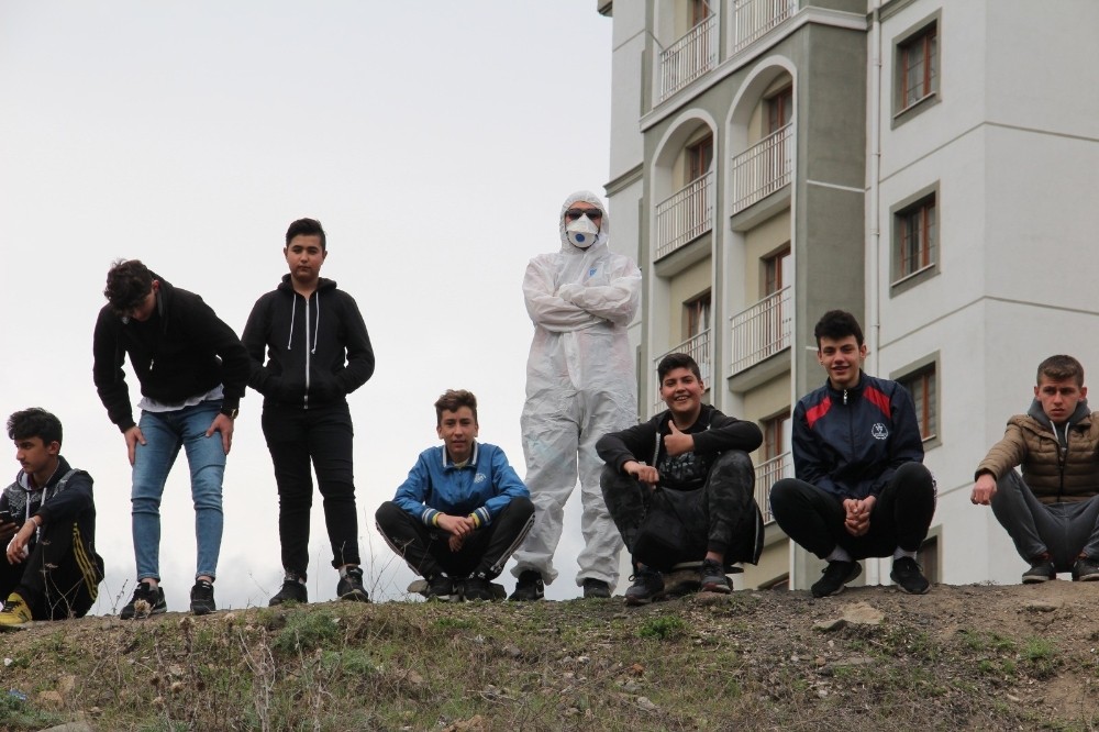 Korona virüsten korunmak için maçı özel tulum giyerek izledi 