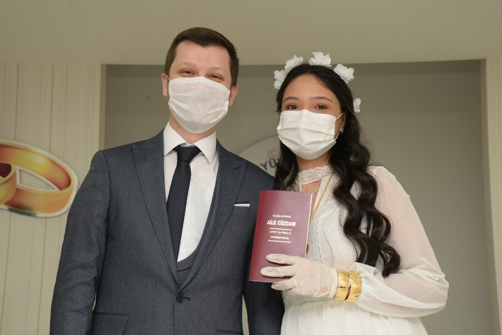 Korona virüsü evlenmelerine engel olamadı 