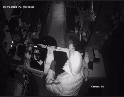 Korona virüsü fırsat bildiler, kafeyi soydular 