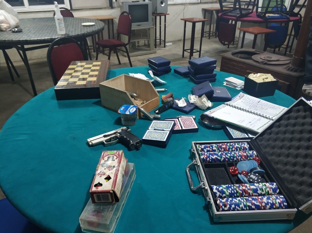 Korona virüsü hiçe sayıp metruk binada kumar oynadılar 