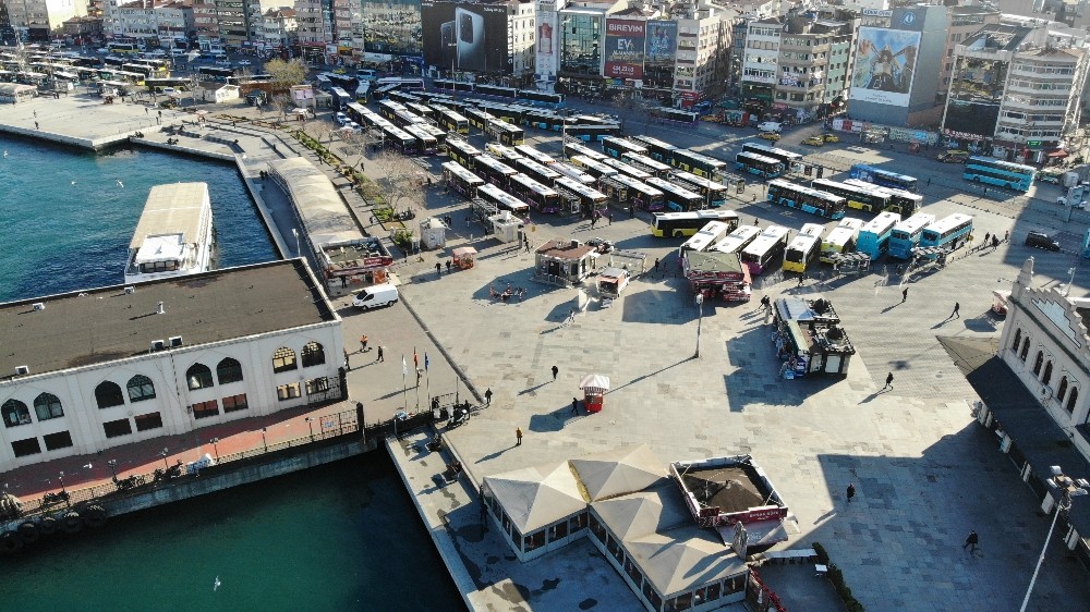 Korona virüsü nedeniyle İstanbul’da meydanlar boş kaldı 