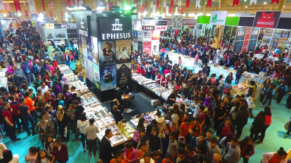 Korona virüsü nedeniyle kitap fuarı ertelendi 