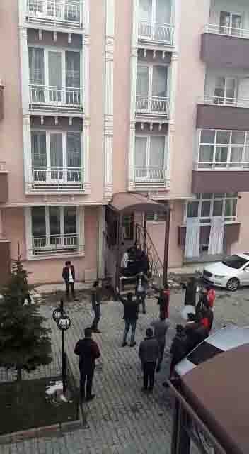Korona virüsü uyarılarına aldırış etmeyip, davullu zurnalı asker uğurladılar 