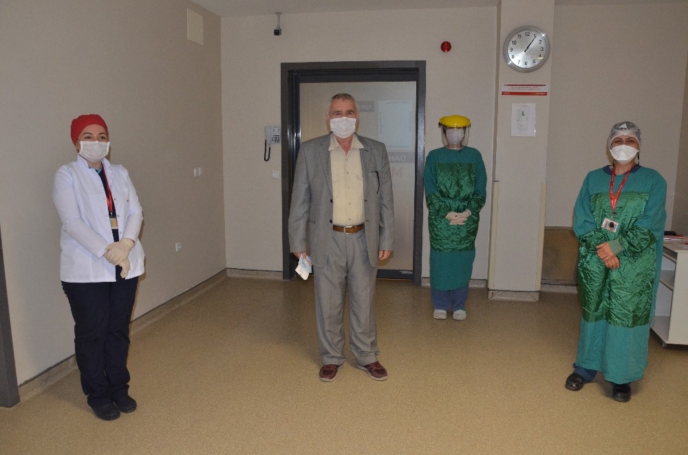 Korona virüsü yendi, sağlıkçılar için şiir ve türkü yazdı 