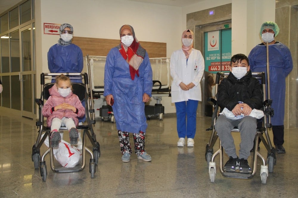 Korona virüsü yenen 5 yaşındaki Miray ve ailesi alkışlarla taburcu edildi 
