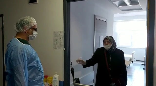 Korona virüsü yenen 67 yaşındaki kadın alkışlarla taburcu oldu 