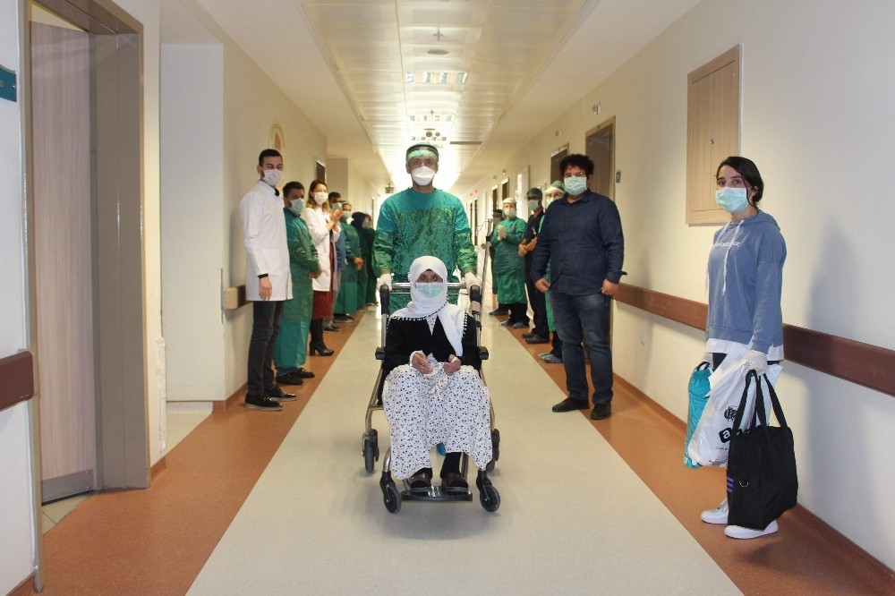 Korona virüsü yenen 75 yaş üstü 3 hasta alkışlarla taburcu oldu 