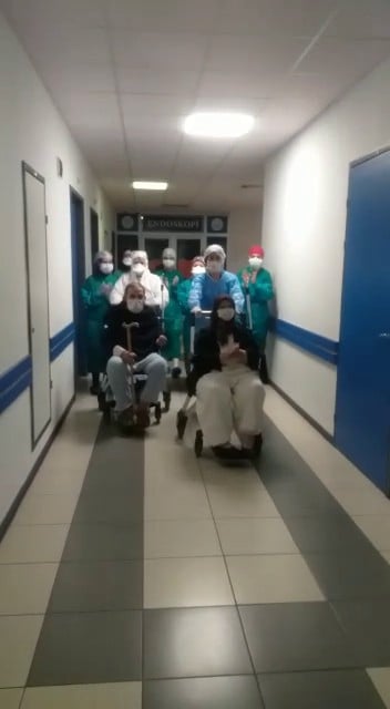 Korona virüsü yenen 80 ve 81 yaşındaki çift taburcu edildi 