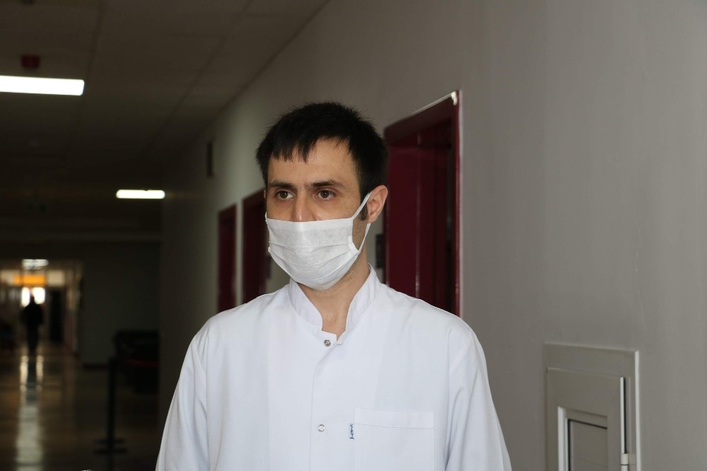 Korona virüsü yenen doktor hastaları için görevinin başına döndü 