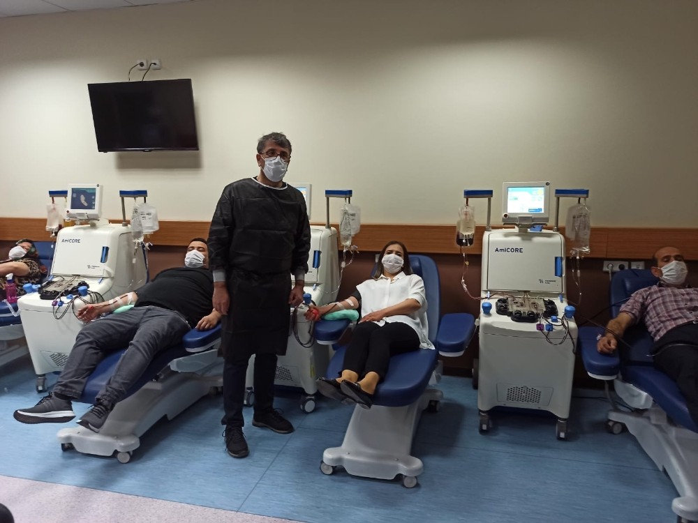Korona virüsü yenen gazeteci ailesiyle birlikte plazma bağışında bulundu 