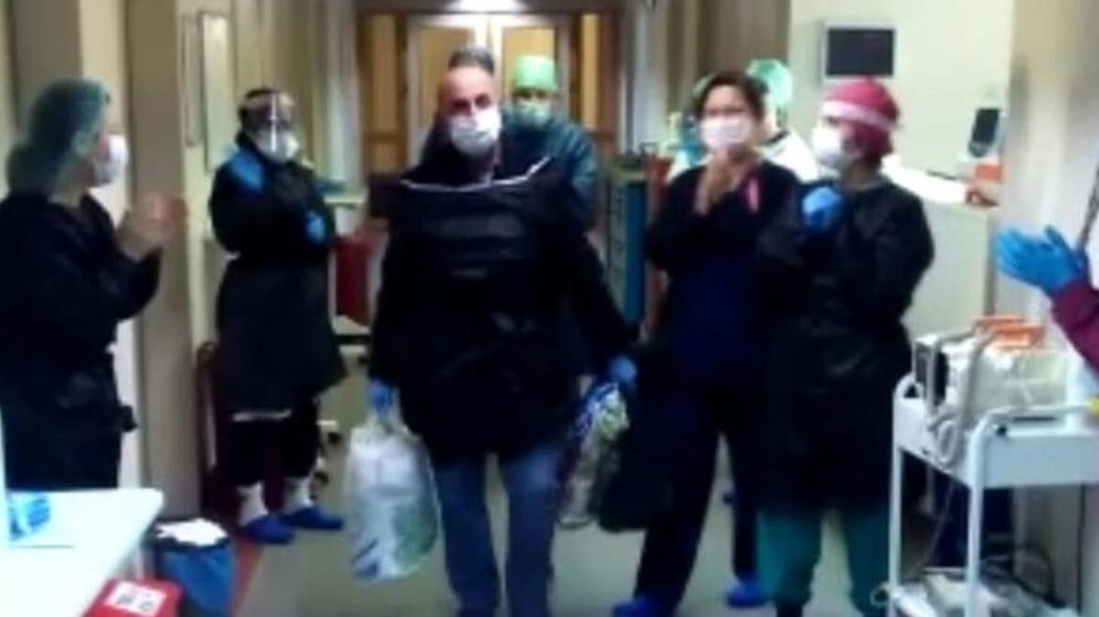 Korona virüsü yenen sağlık çalışanı tekrar görevine başladı 