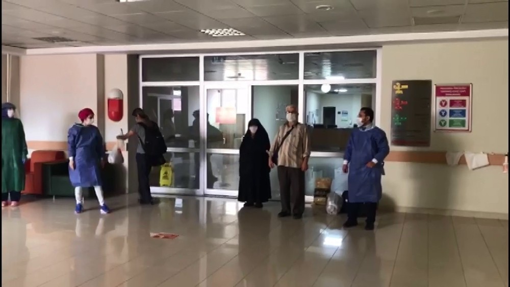 Korona virüsü yenen yaşlı çift hastaneden alkışlarla taburcu edildi 