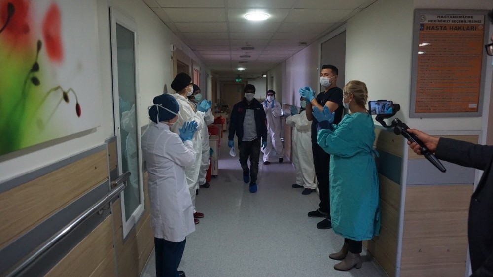 Korona virüsü yenerek alkışlarla taburcu edildi 