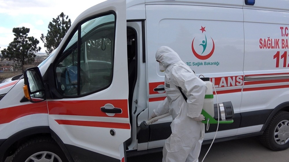 Korona virüsüne karşı ilçedeki tüm araçlar dezenfekte ediliyor 