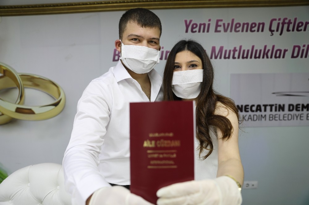 Korona virüsüne karşı tıbbı maske ve eldivenli nikah 
