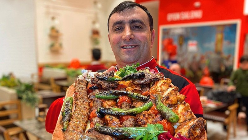Korona yasaklarının ardından vatandaş dürümcü Mahsun Usta’ya koştu 