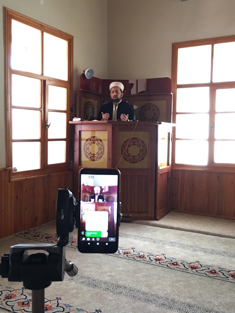 Koronadan hayatını kaybedenler için online Kuran-ı Kerim ve Mevlid-i Şerif yayını 