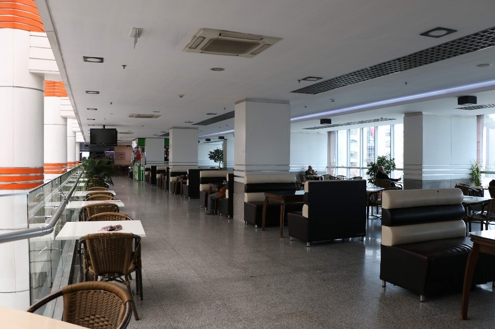 Koronadan kaçan vatandaşlar alışveriş merkezlerini terk etti 