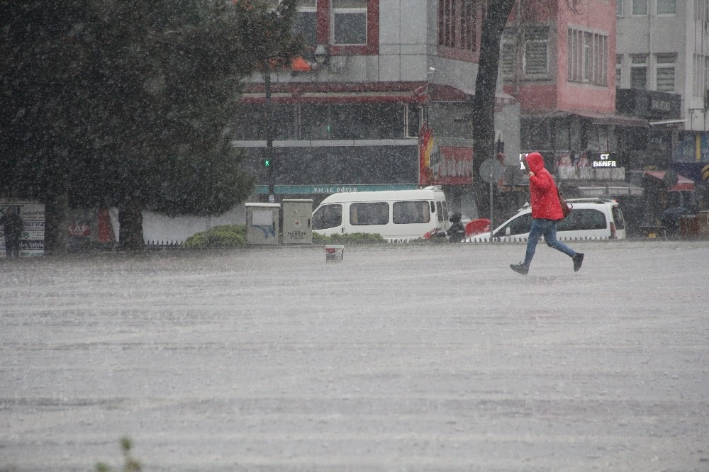 Koronadan kaçmayanlar yağmurdan kaçtı 