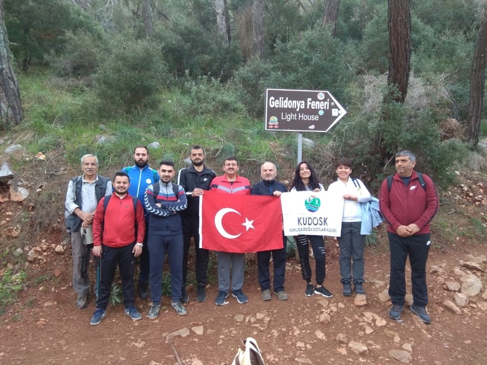 Koronadan korunmak için doğa yürüyüşü yapıyorlar 