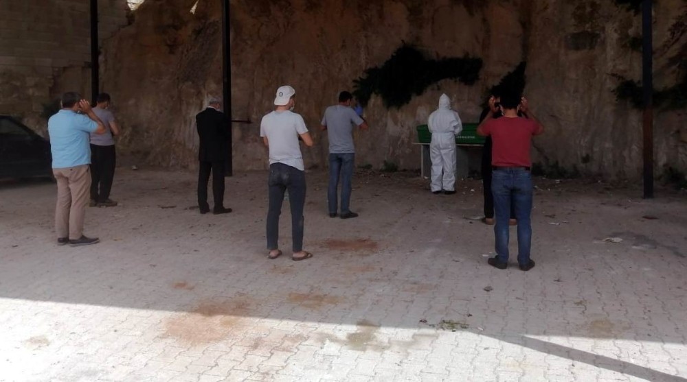 Koronadan ölen kadın defnedildi 