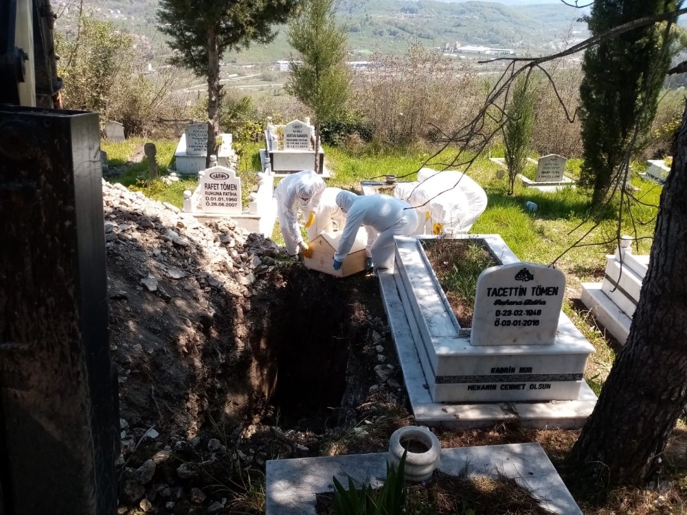 Koronadan ölen kadın, görevliler gelmeyince damadı ve torunu tarafından toprağa verildi 