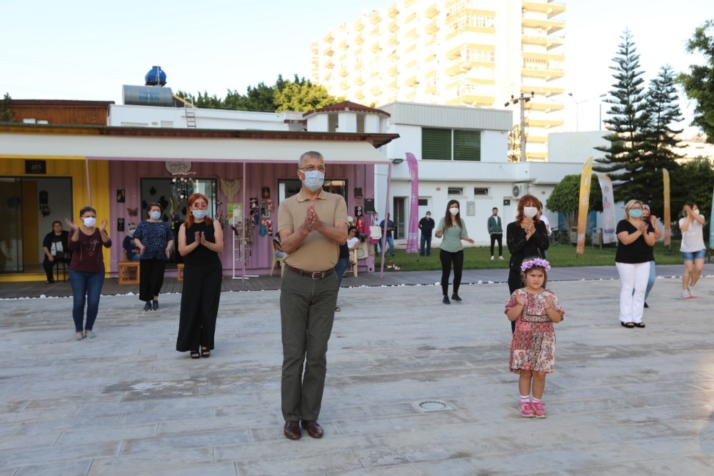 Koronalı günlerle dans ederek vedalaştılar 