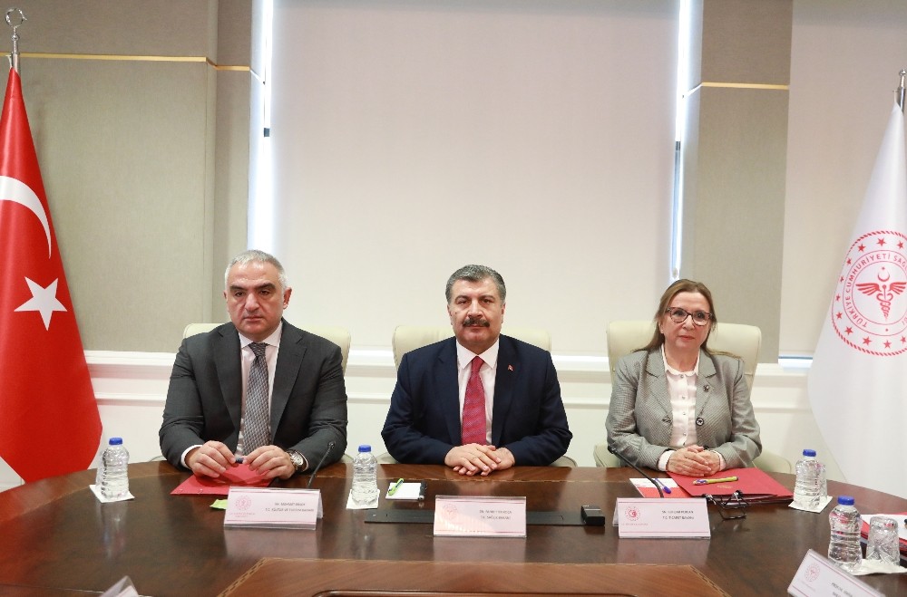 Koronavirüs Bilim Kurulu Toplantısı; Sağlık, Ticaret, Kültür ve Turizm Bakanlarının katılımıyla gerçekleştiriliyor. Toplantıda Cumhurbaşkanlığı Sağlık ve Gıda Politikaları Kurulu Başkanvekili Prof. Dr. Serkan Topaloğlu da bulunuyor. 